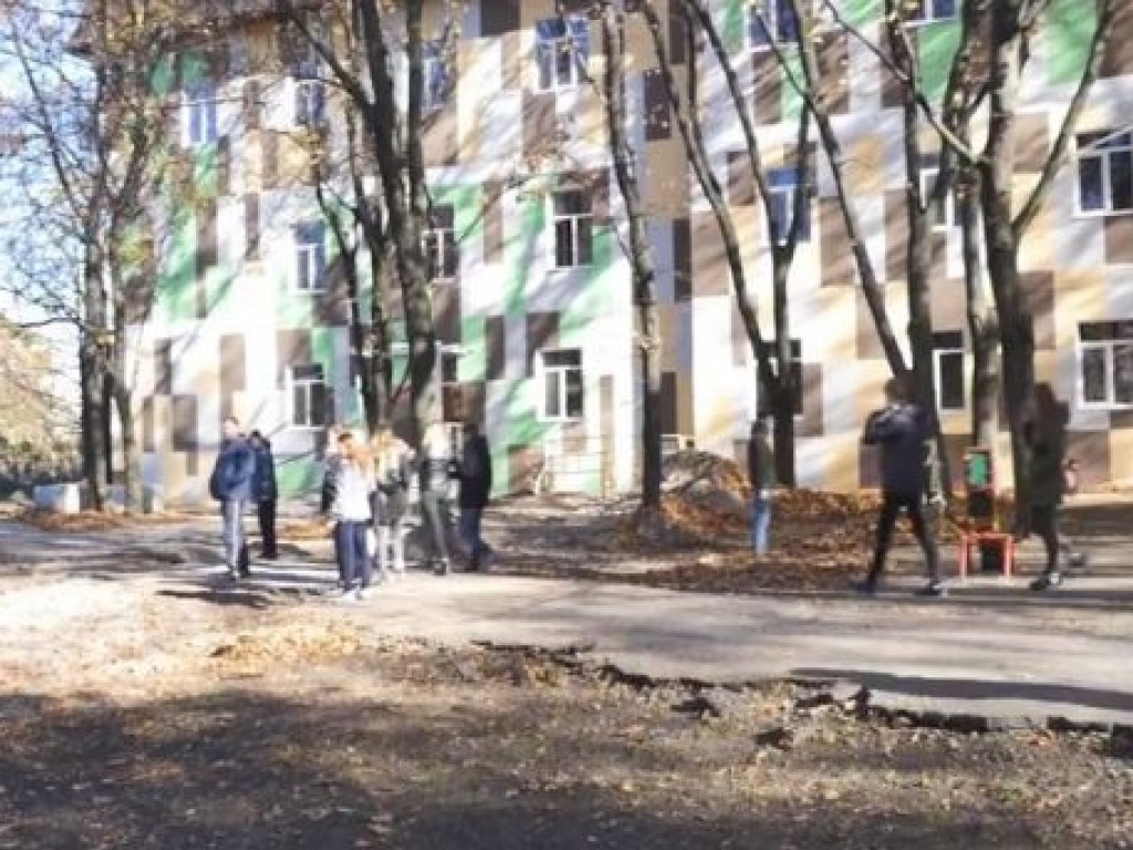 Неуставная эксплуатация: начальство военного вуза заставило курсантов подметать улицы в Харькове (ВИДЕО)