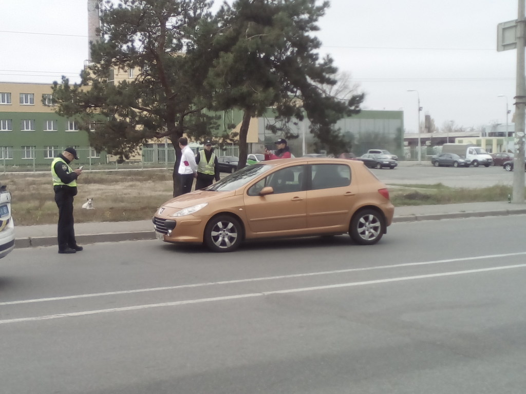 В Киеве пьяный водитель Peugeot гнал по «встречке» на проспекте Бажана (ФОТО)