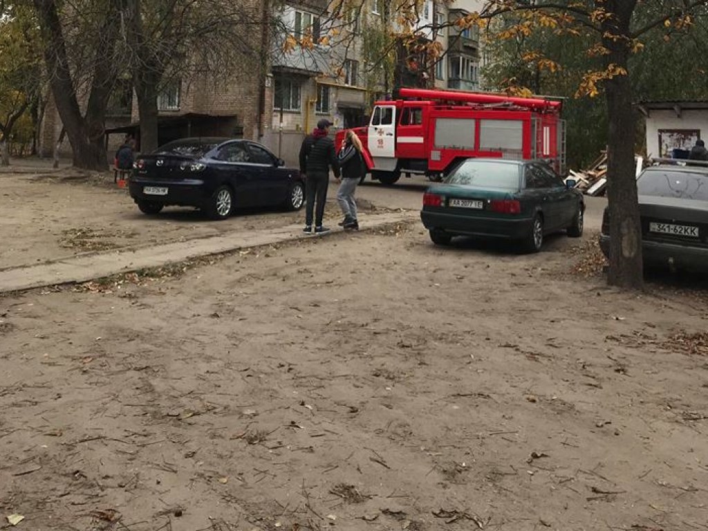 Запах трупа напугал соседей: в Киеве взломали двери квартиры, но тело не нашли (ФОТО)