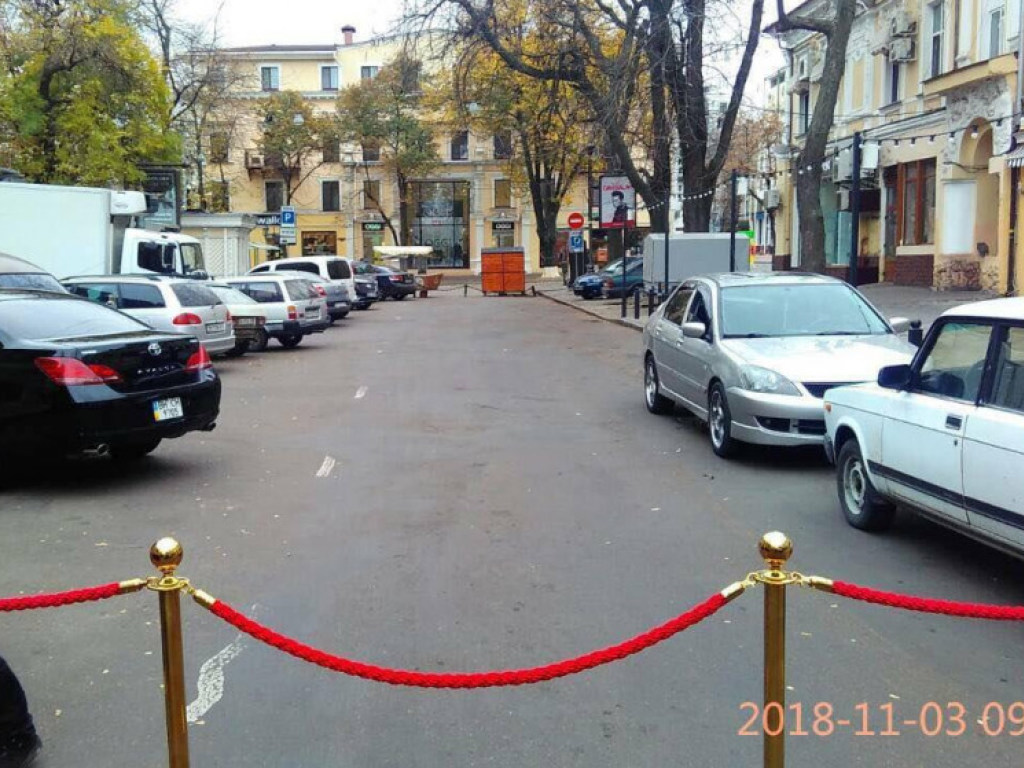 Из-за юбилея ресторана перекрыли улицу в центре Одессы, создав проблемы инвалидам и мамам с колясками (ФОТО)