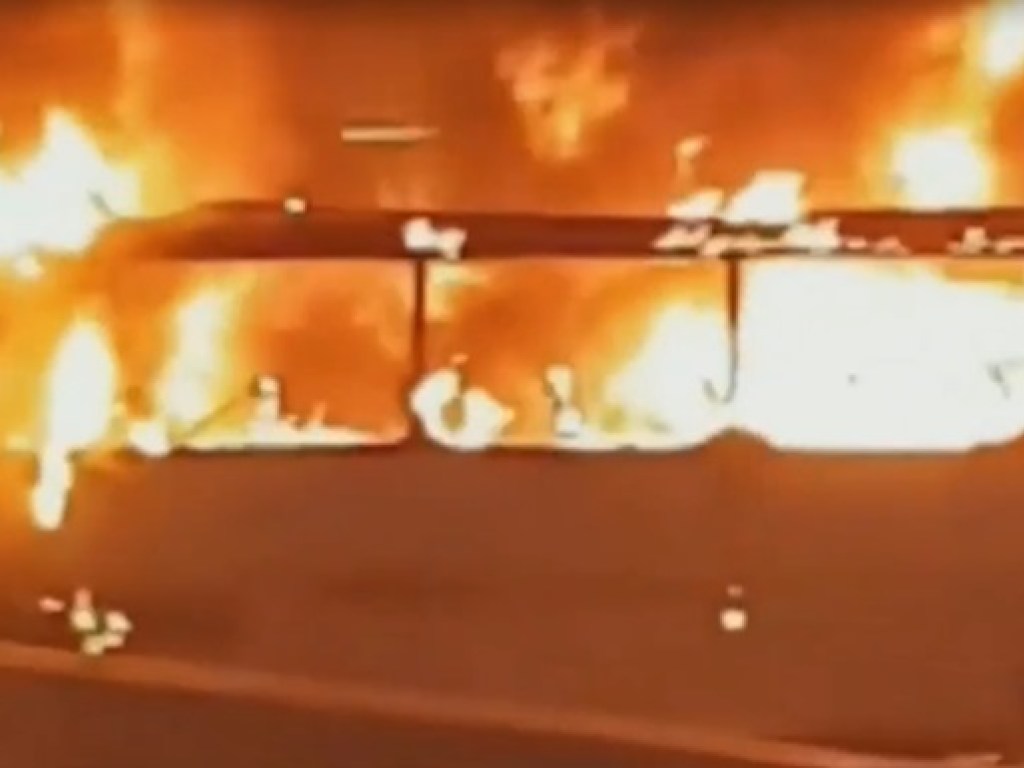 В Австралии загорелся свадебный автобус с 45 пассажирами (ВИДЕО)