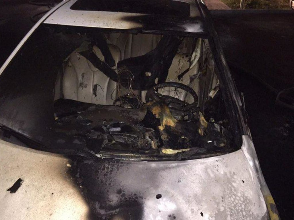 В Днепре сгорели два автомобиля Toyota (ФОТО)