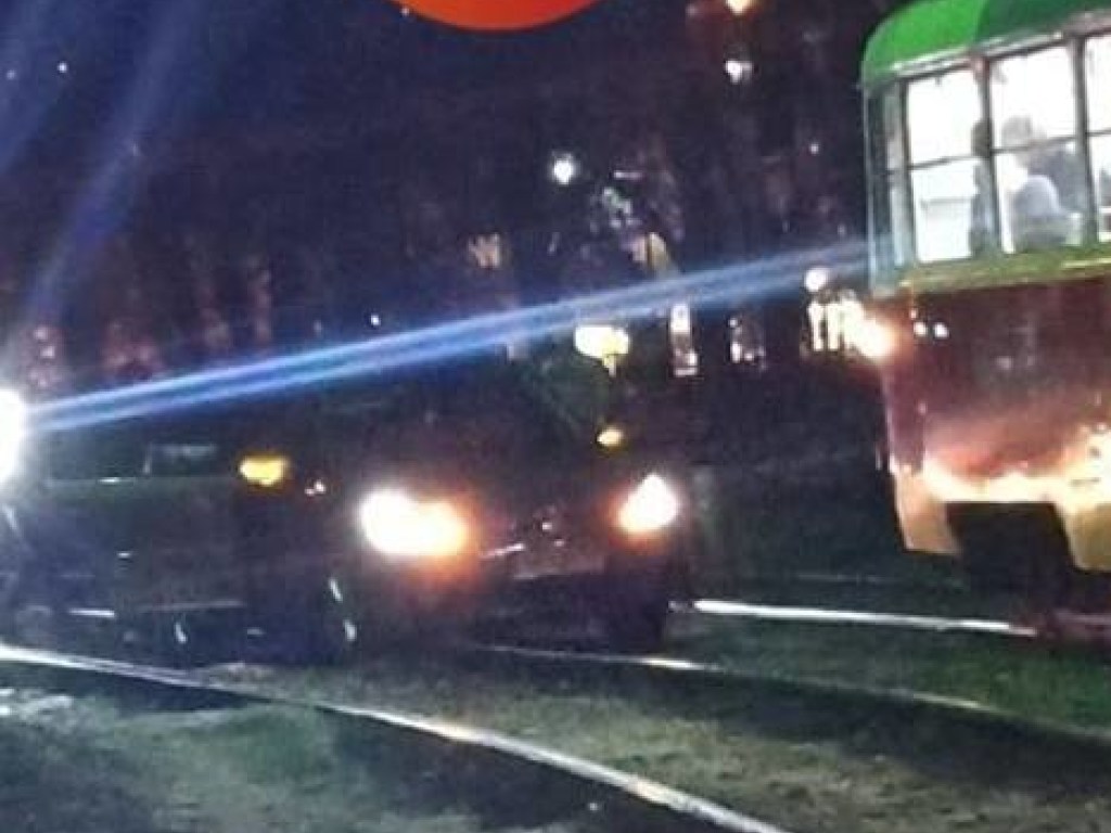 В Киеве на трамвайных рельсах застрял автомобиль с грудными детьми в салоне