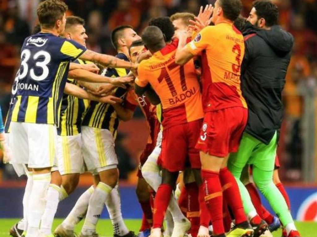 Появилось видео массовой драки с участием футболистов, тренеров и персонала после матча чемпионата Турции