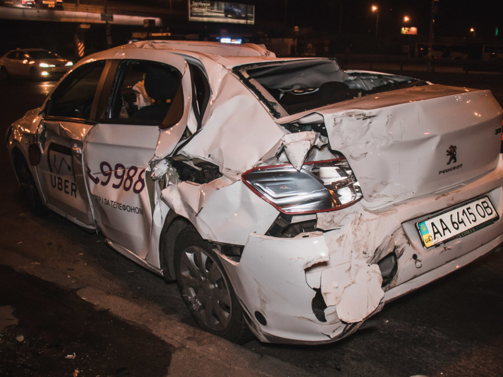 В Киеве у метро «Харьковская» пьяный водитель Mitsubishi на бешеной скорости врезался в такси Uber (ФОТО)