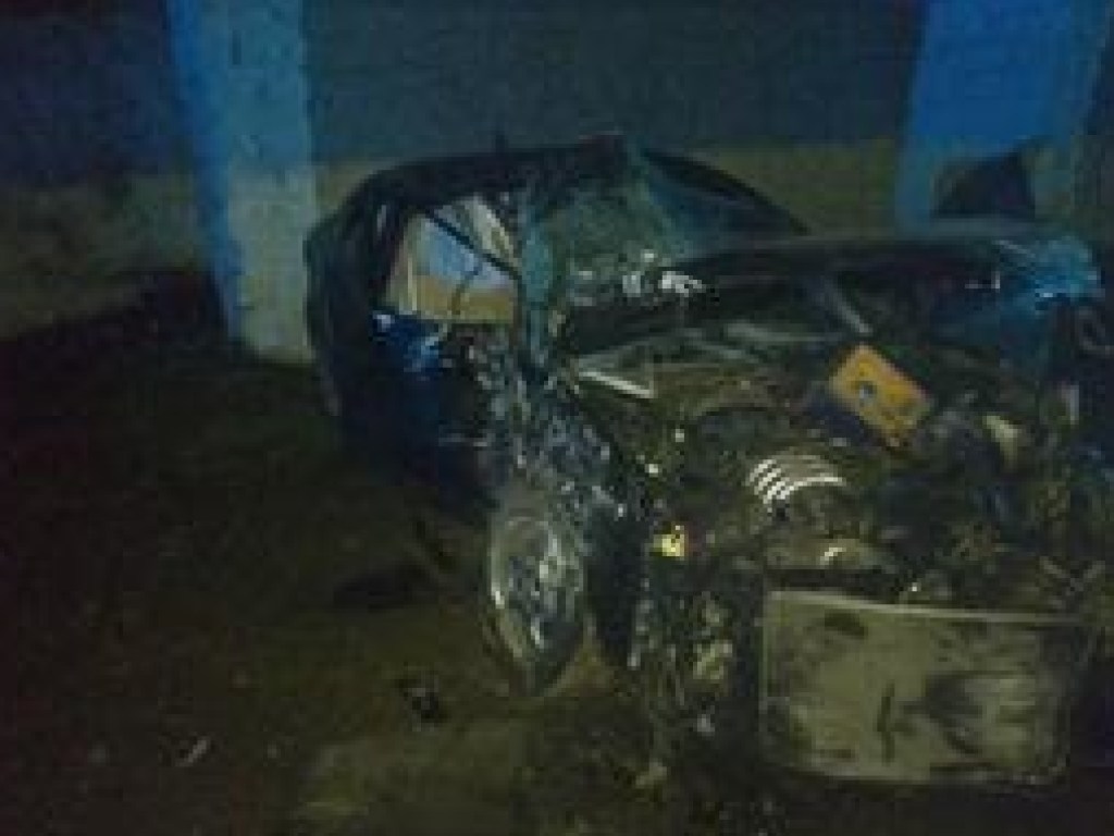 23-летняя жительница Закарпатья за рулем Audi убила себя: влетела в автобусную остановку
