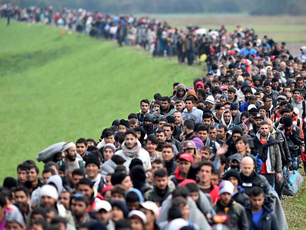 20 тысяч вооруженных ножами мигрантов пытаются прорваться в Европу