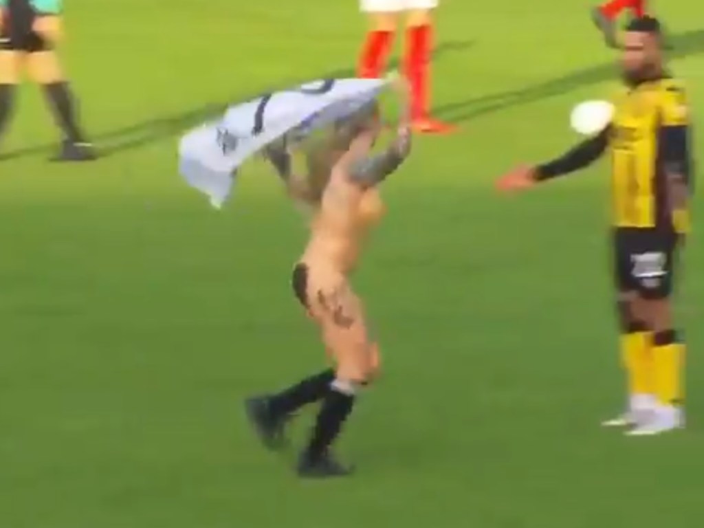 Голая женщина выбежала на поле во время футбольного матча в Голландии и приставала к футболистам (ВИДЕО) 