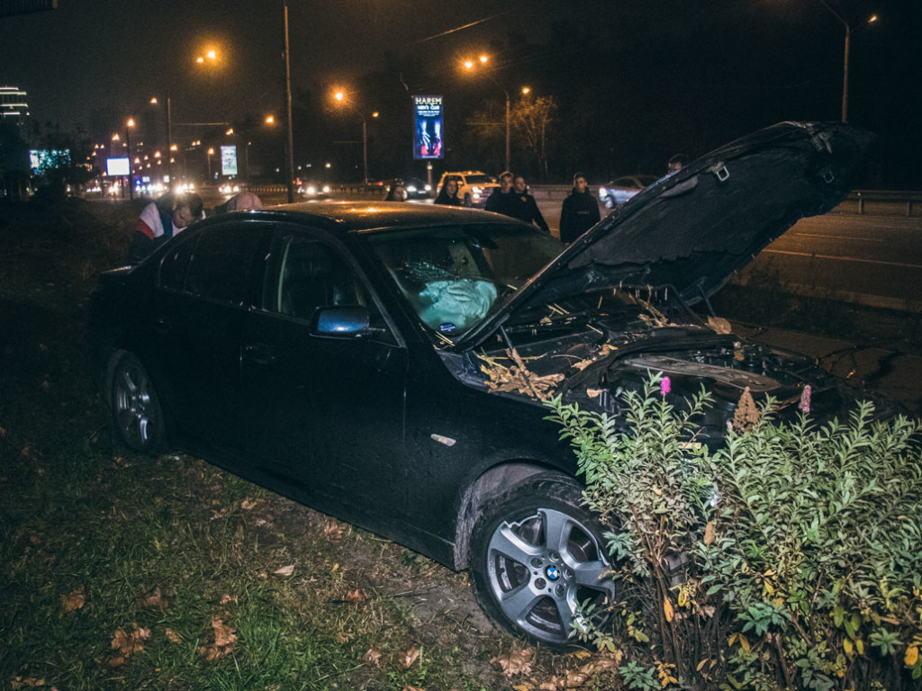 «Евробляха» вылетела на тротуар и снесла два дерева на проспекте Победы в Киеве: водитель сбежал (ФОТО)