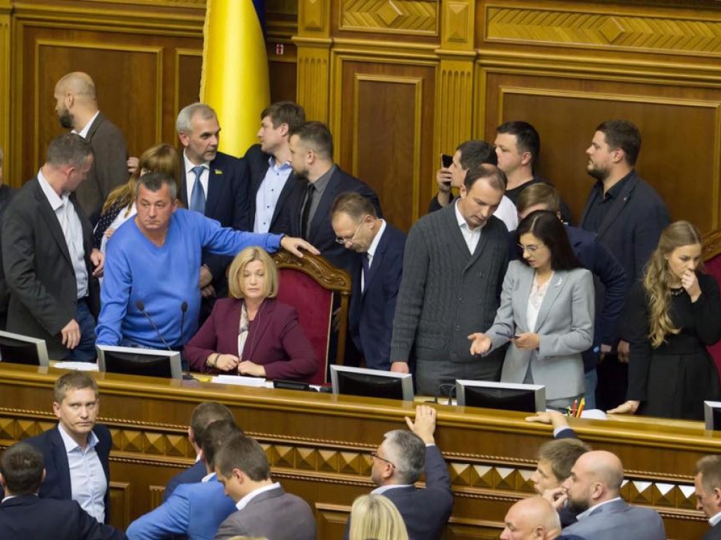 Украинские депутаты принимают запреты русского языка из-за страха перед агрессивным меньшинством &#8212; эксперт