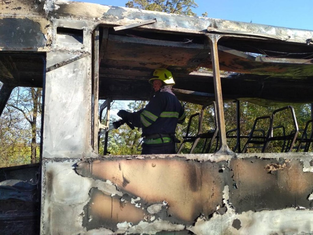 На трассе Харьков-Симферополь сгорел автобус (ФОТО)