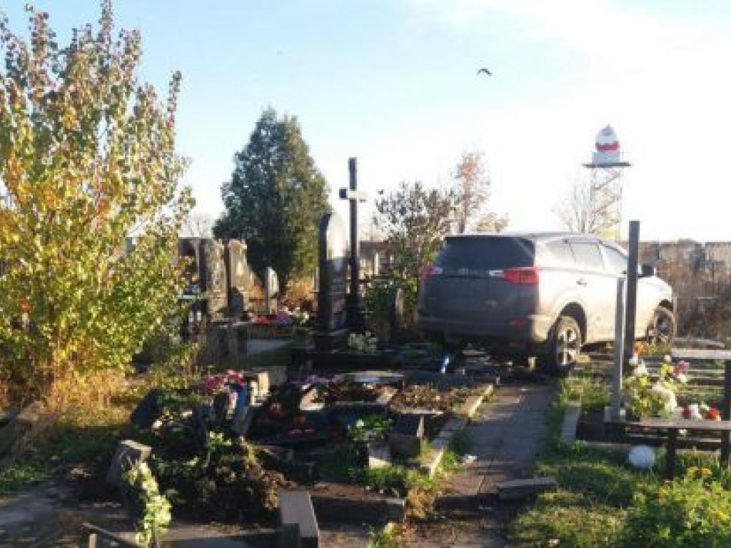 Спасал человека: священник объяснил, зачем устроил погром на кладбище в Харькове