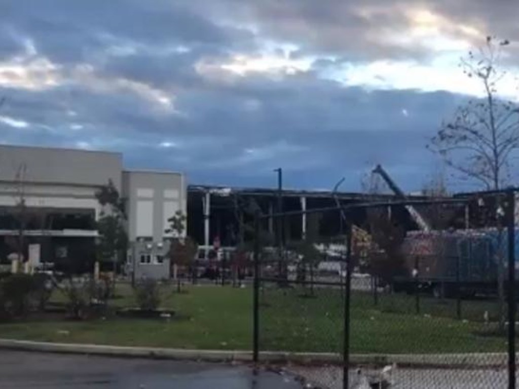 В США обрушилось здание компании Amazon: 2 человека погибли (ВИДЕО)