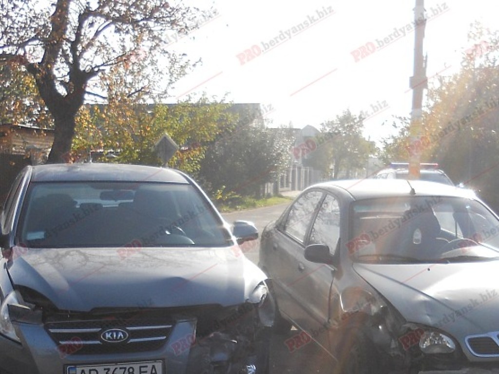 В Бердянске Kia не пропустил Daewoo: в результате ДТП «кореец» протаранил забор (ФОТО)