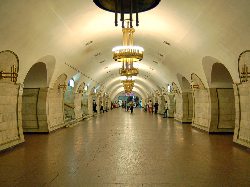 В столичном метро девушка потеряла сознание и упала посреди платформы (ФОТО)