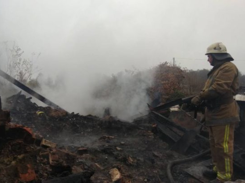 На Киевщине в пожаре сгорели женщина с сыном-подростком