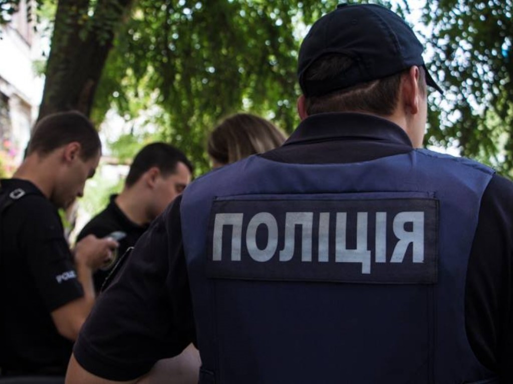 В Киеве копы на Mitsubishi Outlander сбили грабителя: мужчина умер в реанимации (ВИДЕО)