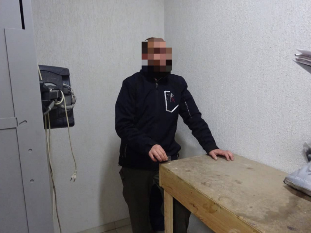 Инспектора Лукьяновского СИЗО арестовали за передачу наркотиков заключенным (ФОТО)