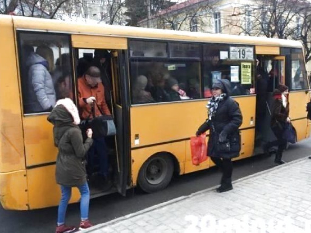 В Тернополе из-за протестов отменили подорожание проезда