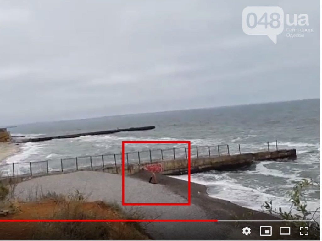В Одессе на осеннем пляже заметили последнего нудиста (ВИДЕО)