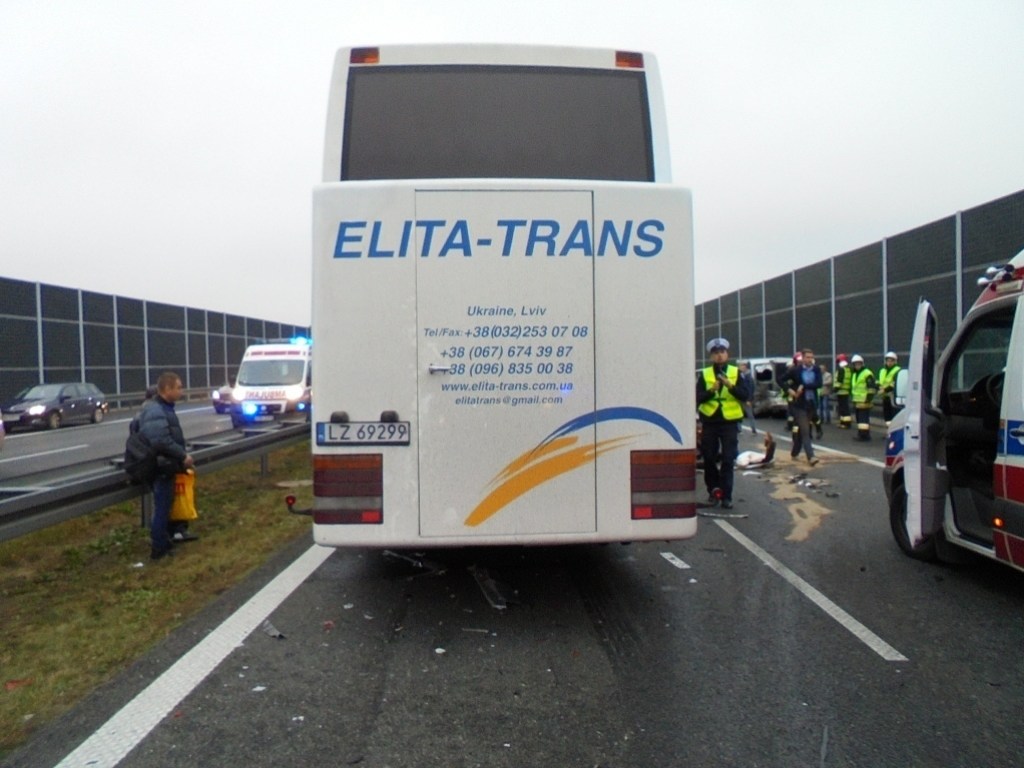 В Польше двухэтажный украинский автобус попал в ДТП c четырьмя авто: опубликованы жуткие фото