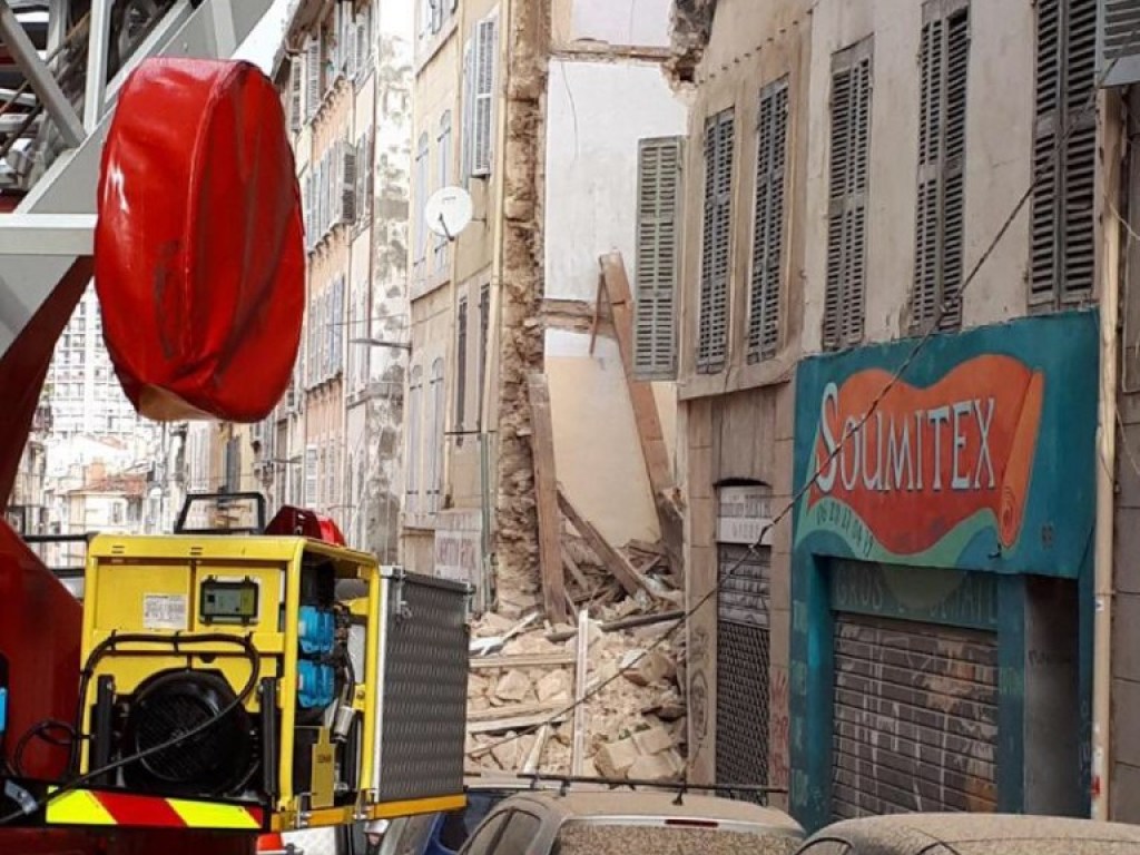 Два дома обрушились во французском Марселе, есть пострадавшие (ФОТО, ВИДЕО)