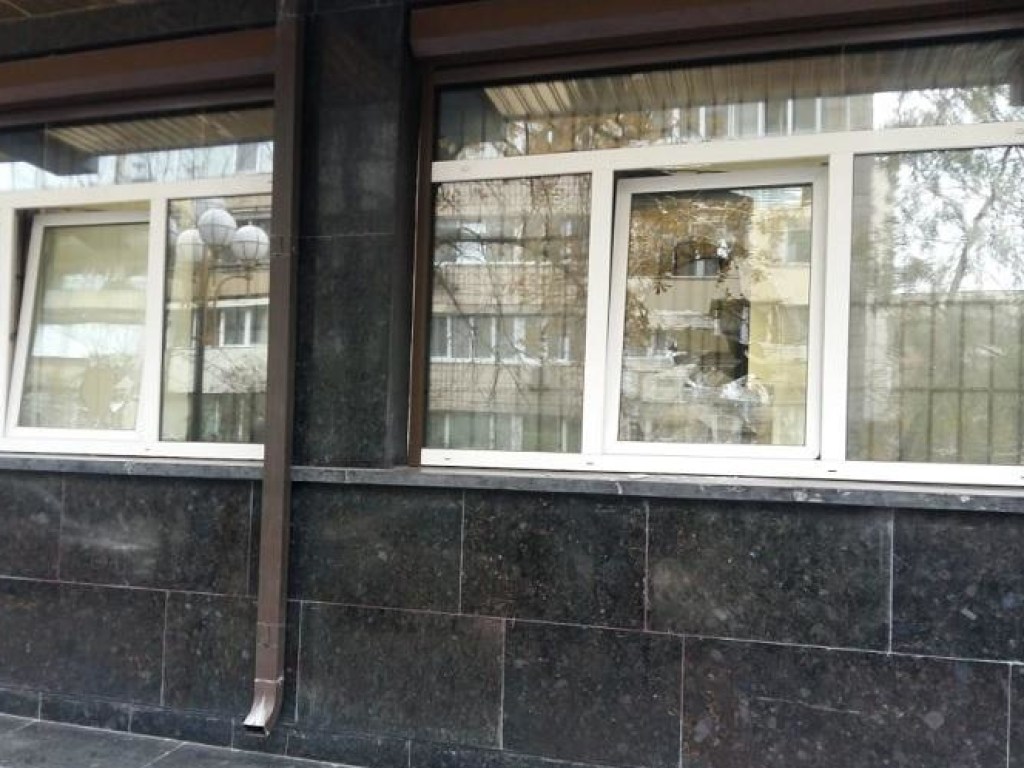 Житель Винницы побил окна в ГПУ и был доставлен в полицию (ФОТО)