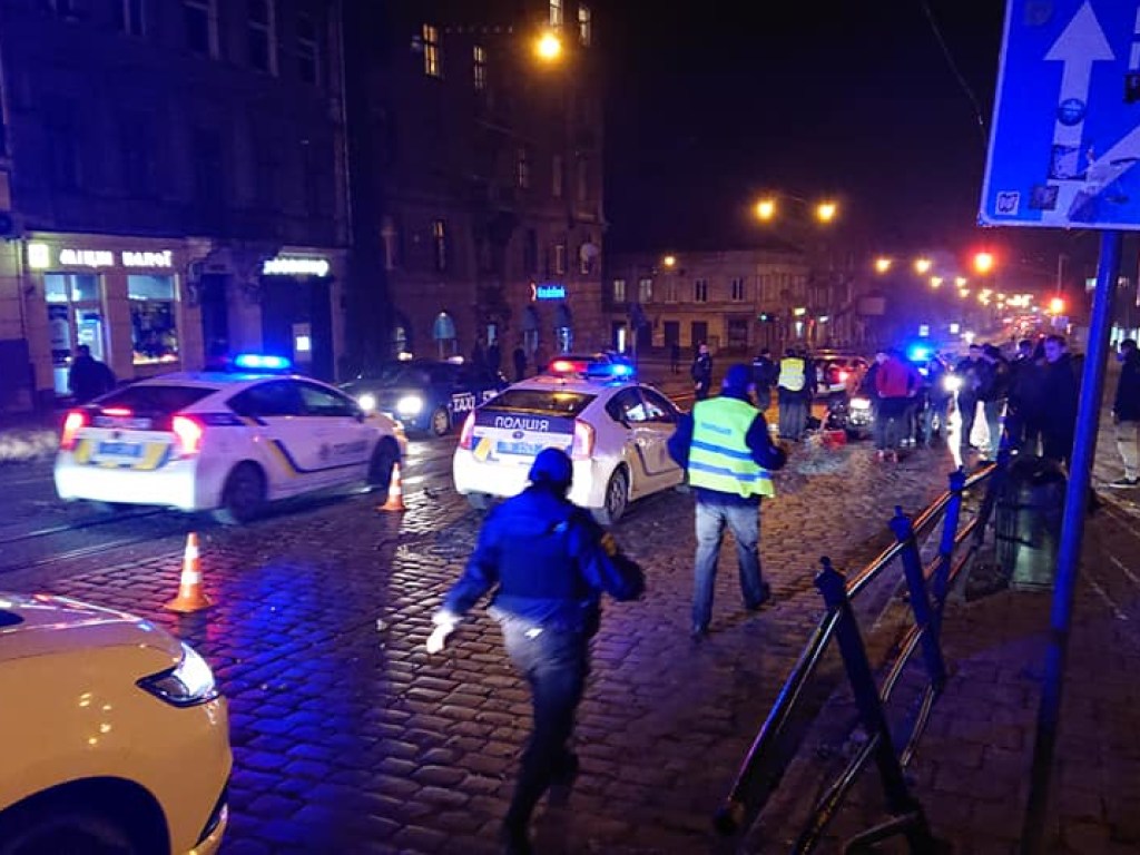 Во Львове водитель авто убегал от полиции: машина врезалась в забор и сделала сальто (ФОТО)