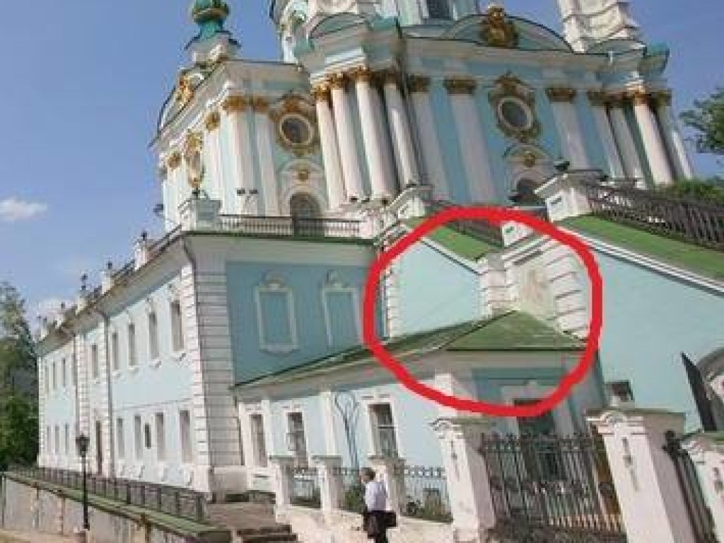 Под лестницей Андреевской церкви нашли старинную икону (ФОТО)
