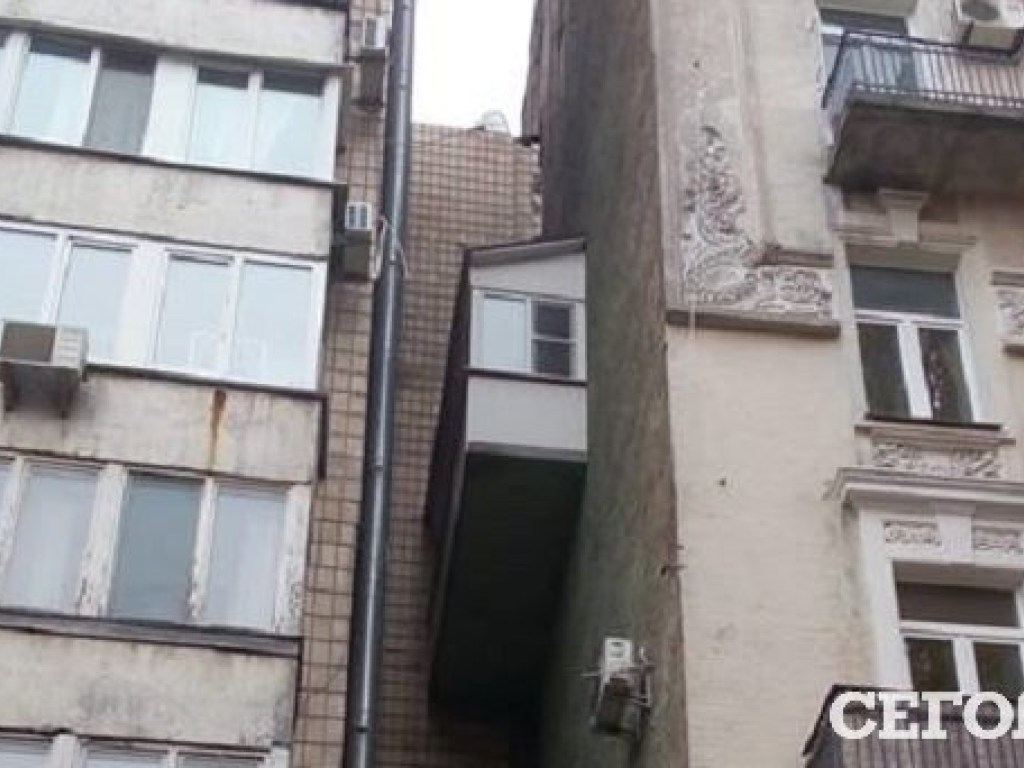 В Голосеевском районе Киева жильцы одной из квартир «спрятали» балкон между домами (ФОТО)