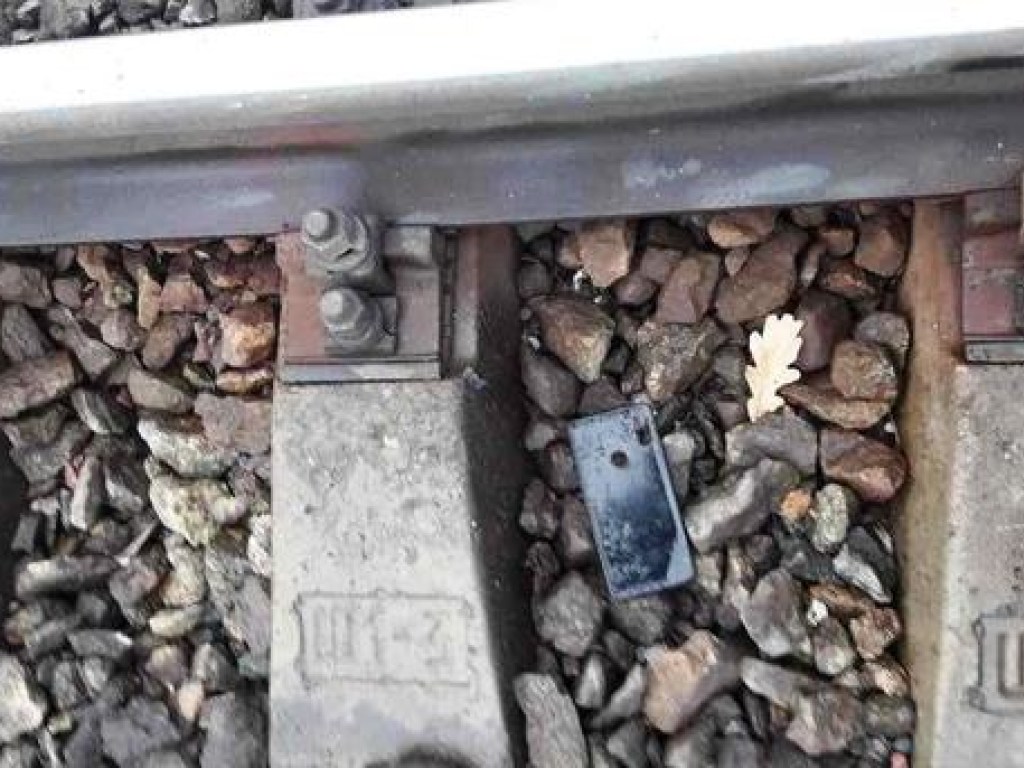 В Киевской области парень в попытке спастись от поезда попал под встречный состав