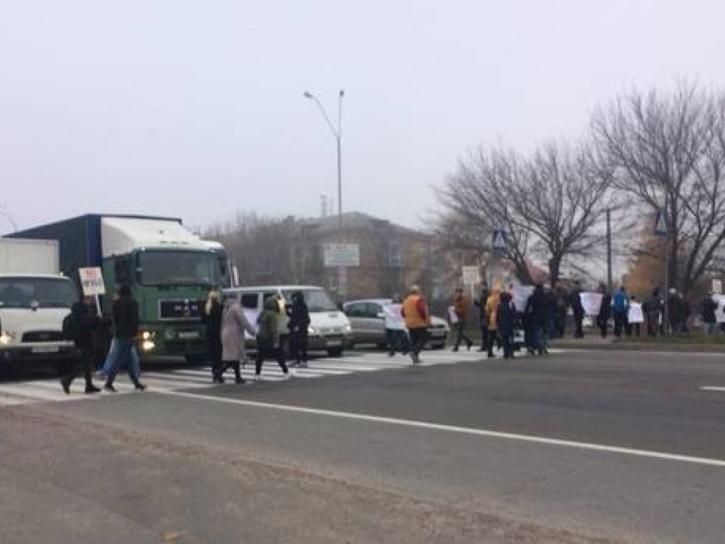 На выезде из Броваров перекрыта трасса: люди протестуют против коррупции в силовых органах (ФОТО, ВИДЕО)