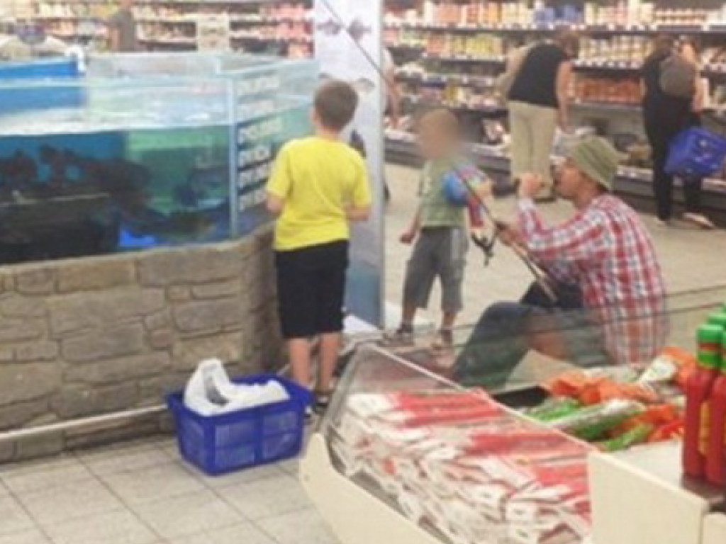 В супермаркете мужчина на удочку ловил рыбу (ВИДЕО)
