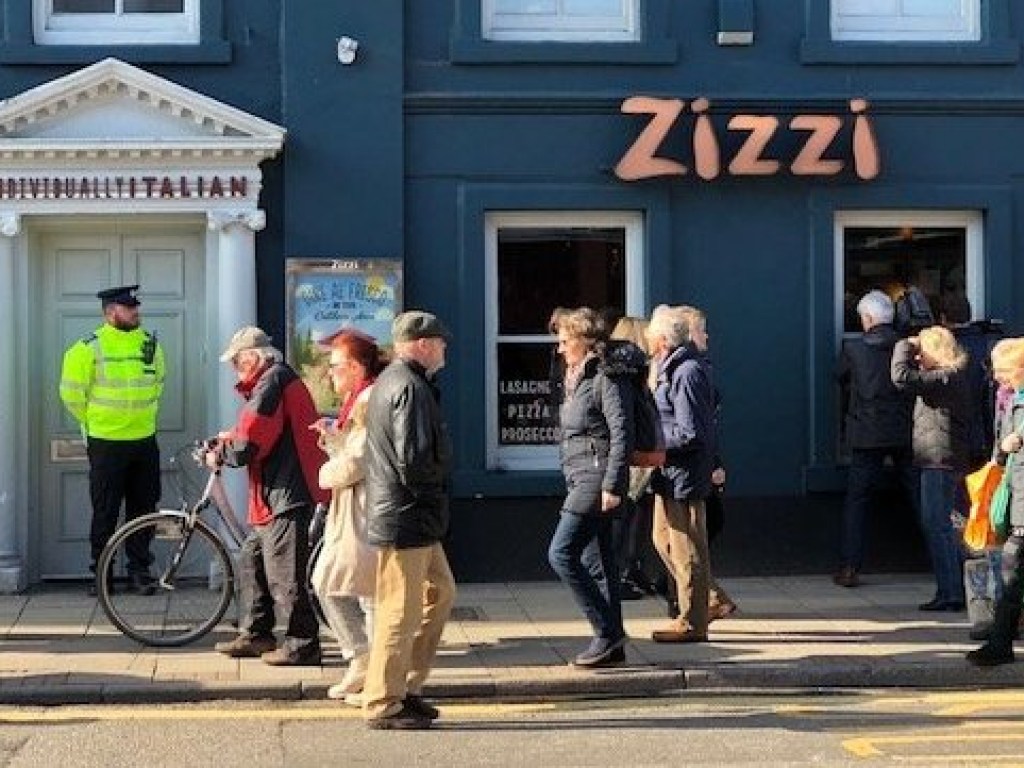 В Солсбери аншлаг: открыли ресторан Zizzi, где обедали Скрипали