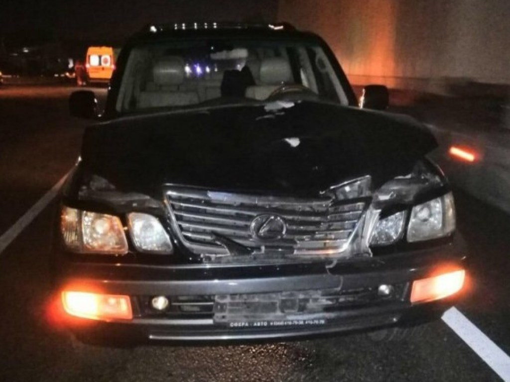 Смерть на пешеходном переходе: под Харьковом Lexus раздавил двух мужчин (ФОТО)