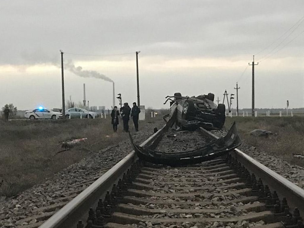 В Запорожской области автомобиль вылетел на железнодорожные пути: погибли люди