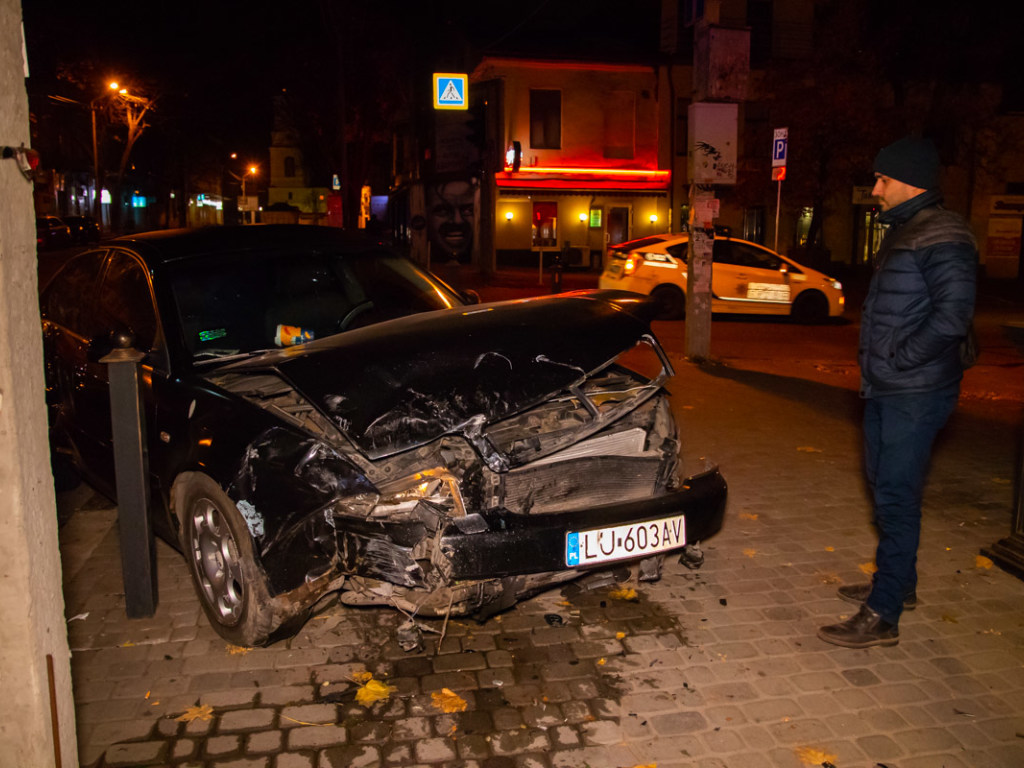 В центре Днепра у ресторана столкнулись Audi и Skoda: пострадала девушка (ФОТО, ВИДЕО)