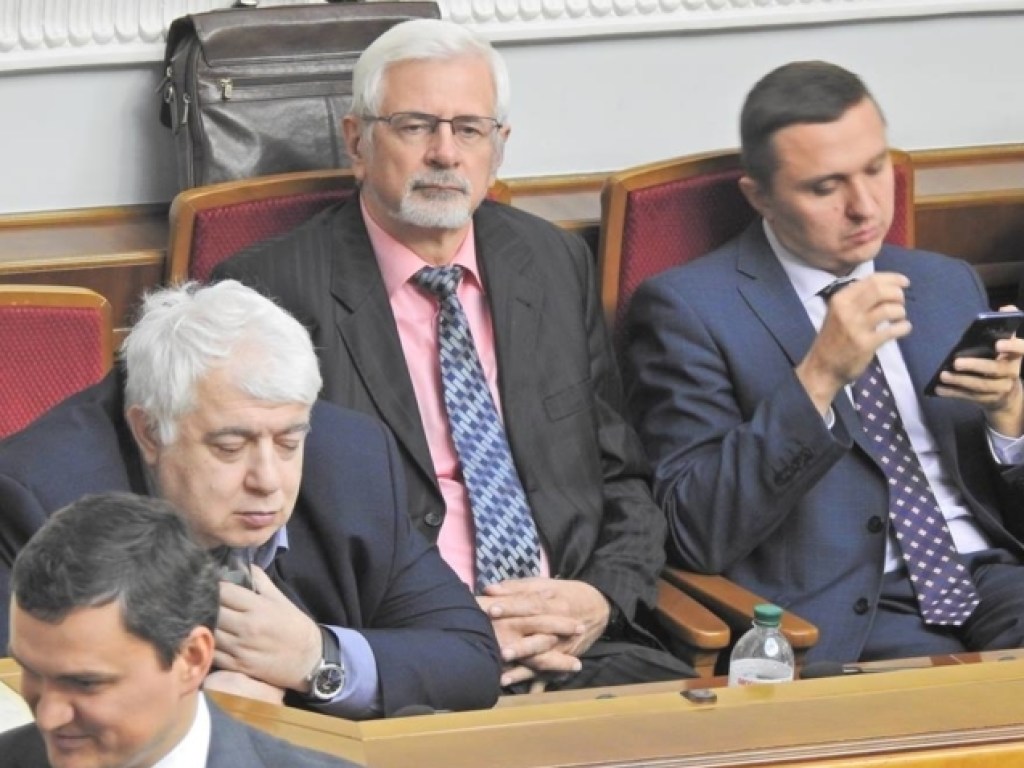 Храп на рабочем месте: нардеп во время заседания парламента уснул на бутылке (ФОТО)