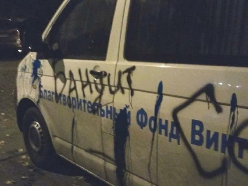 Депутату Одесского облсовета на машине написали неприличные слова (ФОТО)