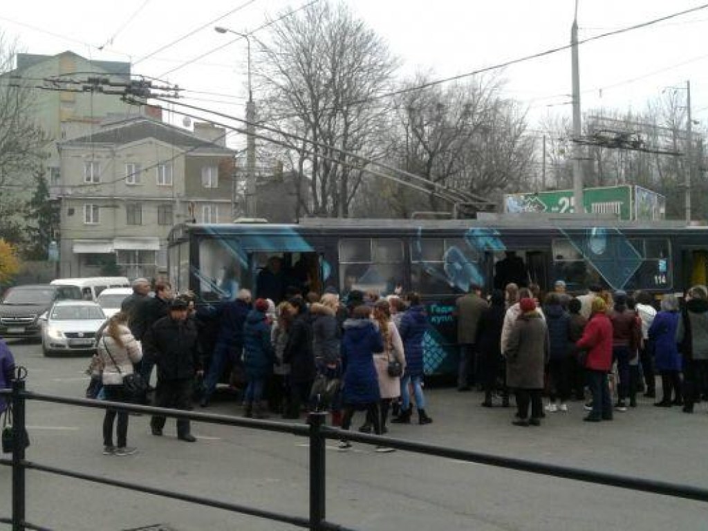 В Тернополе произошел транспортный коллапс: маршруток нет, люди штурмуют троллейбусы (ФОТО, ВИДЕО)