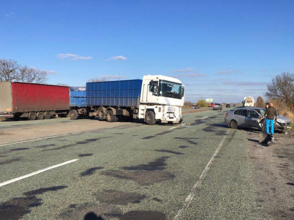 Под Днепром фура столкнулась с Renault: пострадал мужчина (ФОТО)