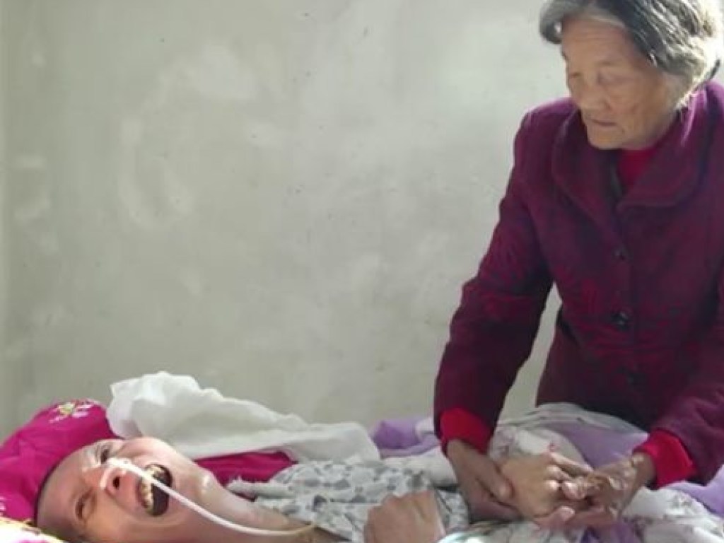 В Китае мать на протяжении 12 лет заботилась о сыне в коме и дождалась его пробуждения (ФОТО)