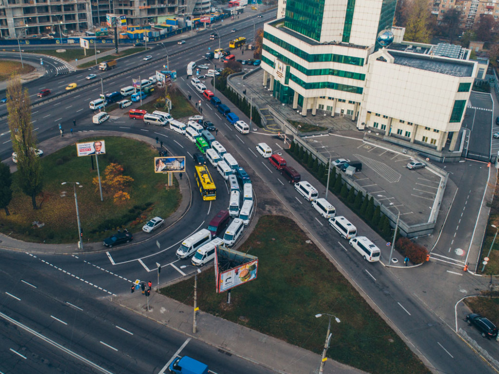 Митинг перевозчиков: под зданием Мининфраструктуры скопились десятки маршруток (ФОТО)