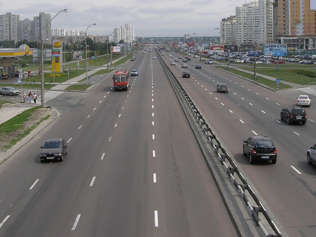 Дорожники на месяц частично ограничили движение по ключевому проспекту Киева