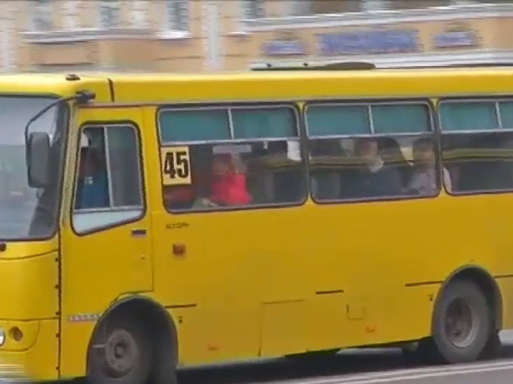 В Ровно водители маршруток устроили кулачные разборки на глазах у пассажиров (ВИДЕО)