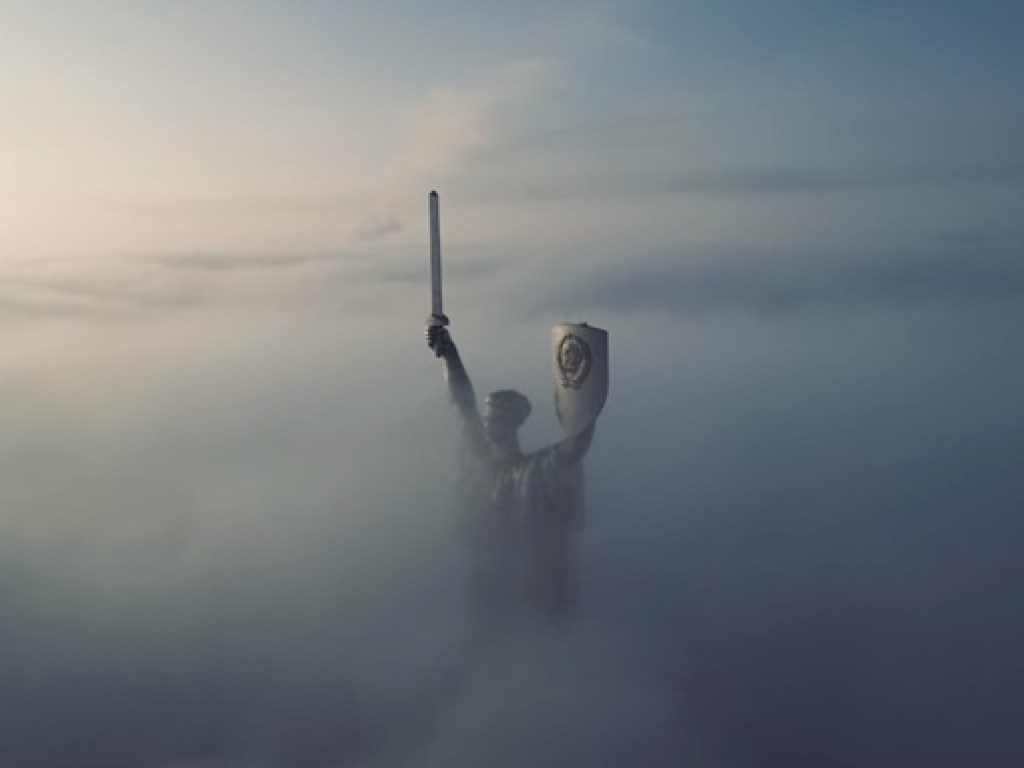 Впечатляющее видео: дрон снял утренний Киев в тумане (ВИДЕО)