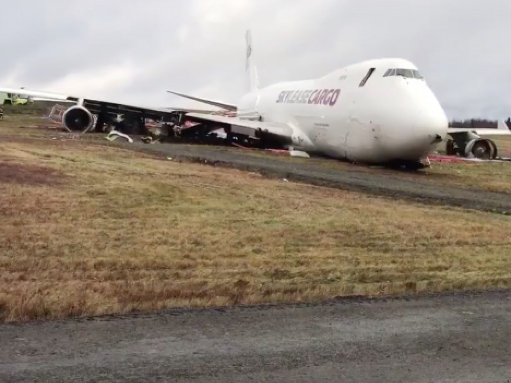 В Канаде грузовой Boeing выкатился за пределы взлетно-посадочной полосы (ВИДЕО)