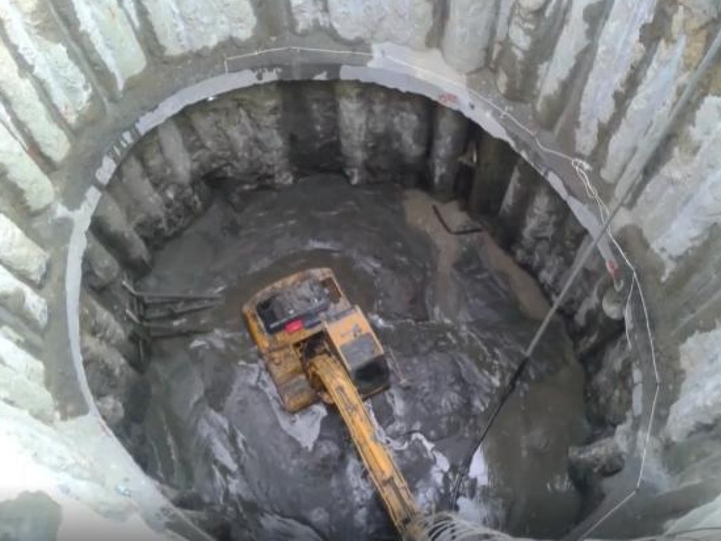 Во время строительства метро в Днепре утонул экскаватор (ВИДЕО)