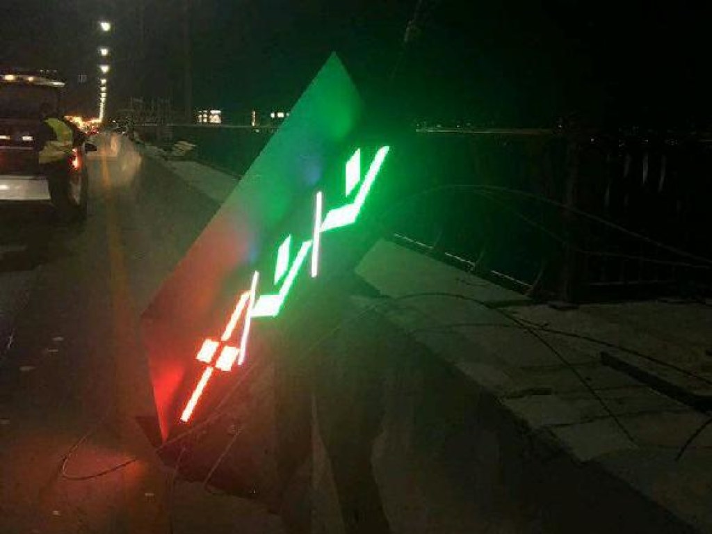 На Новом мосту в Днепре рухнул светофор (ФОТО)