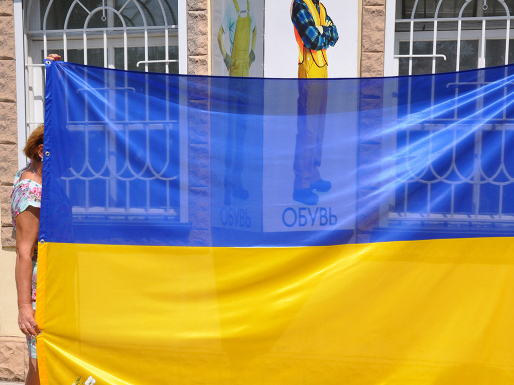 Блогерша прошлась по улицам Крыма с украинским флагом: реакция жителей полуострова (ВИДЕО)